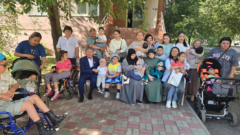 93 жастағы ақсақал қажылыққа деп жинаған ақшасын мүгедек балаларға үлестіріп берді 93 жастағы ақсақал қажылыққа деп жинаған ақшасын мүгедек балаларға үлестіріп берді