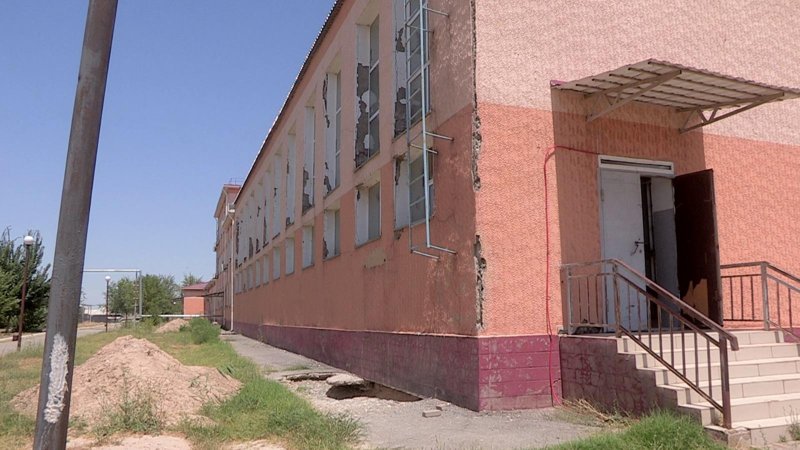 Спортзал новой школы признан аварийным в Шымкенте, но ремонт так и не начат Спортзал новой школы признан аварийным в Шымкенте, но ремонт так и не начат
