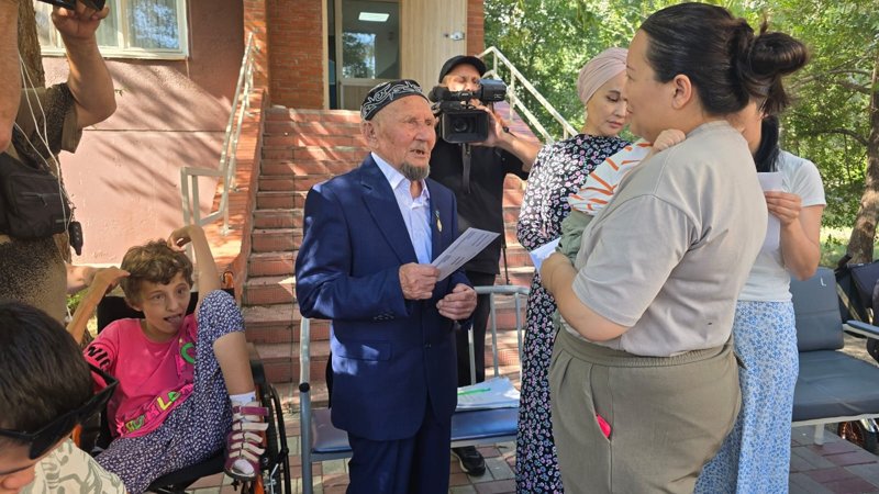 93 жастағы ақсақал қажылыққа деп жинаған ақшасын мүгедек балаларға үлестіріп берді 93 жастағы ақсақал қажылыққа деп жинаған ақшасын мүгедек балаларға үлестіріп берді