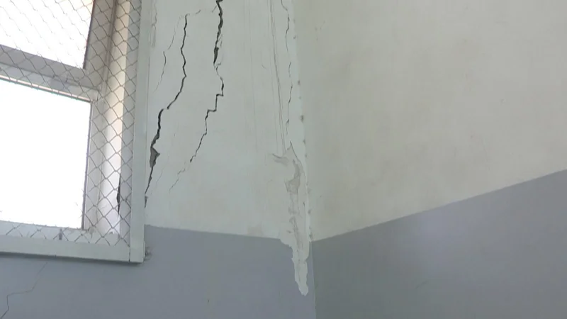 Спортзал новой школы признан аварийным в Шымкенте, но ремонт так и не начат