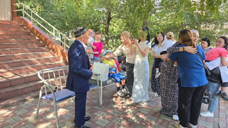 93 жастағы ақсақал қажылыққа деп жинаған ақшасын мүгедек балаларға үлестіріп берді 93 жастағы ақсақал қажылыққа деп жинаған ақшасын мүгедек балаларға үлестіріп берді