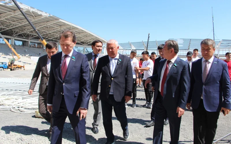 Depýtattar Qyzylordada UEFA standartyna saı salynyp jatqan stadıon qurylysymen tanysty