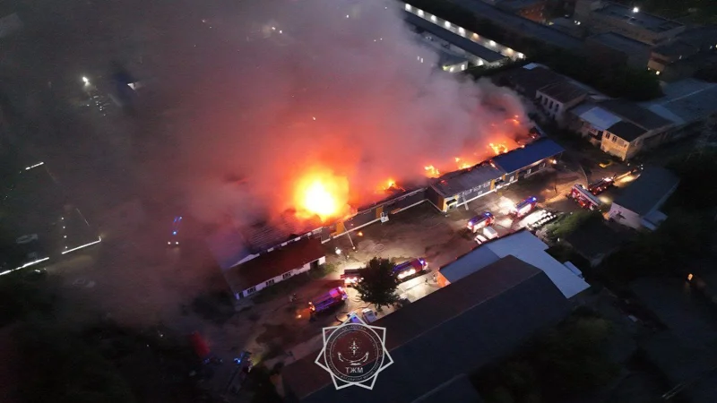 В Усть-Каменогорске ликвидирован пожар на площади 2450 квадратных метров