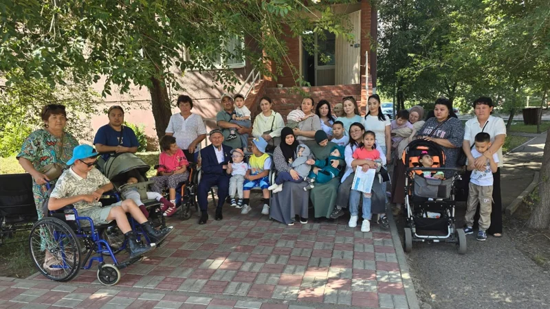 93 jastaǵy aqsaqal qajylyqqa dep jınaǵan aqshasyn múgedek balalarǵa úlestirip berdi