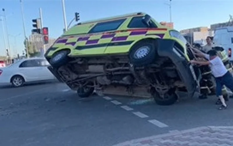 Елордада жедел жәрдем көлігі жол ортасында аударылып қалды