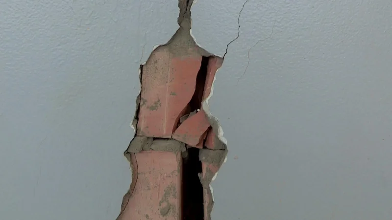 Спортзал новой школы признан аварийным в Шымкенте, но ремонт так и не начат