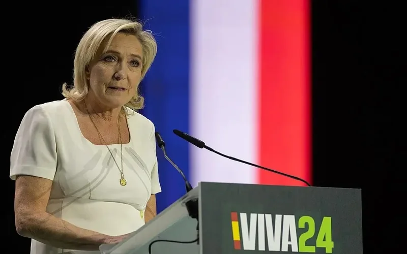 Marın Le Pen EO qarjysyn zańsyz paıdalandy degen kúdikke ilikti