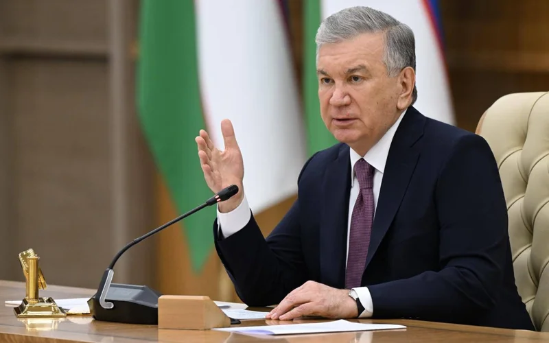 Көлік кептелісінде ұзақ тұрған Өзбекстан президенті министрді сынға алды 