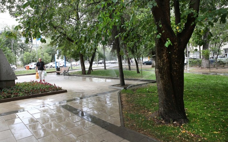 По улице Торайгырова в Бостандыкском районе города Алматы создают современную пешеходную зону нового поколения По улице Торайгырова в Бостандыкском районе города Алматы создают современную пешеходную зону нового поколения