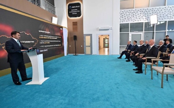 Қасым-Жомарт Тоқаев суперкомпьютерді іске қосу рәсіміне қатысты Қасым-Жомарт Тоқаев суперкомпьютерді іске қосу рәсіміне қатысты