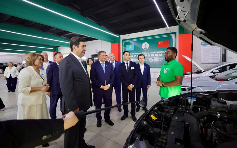 Стабильные цены и поддержка села: Ерлан Кошанов посетил оптовый центр в ВКО