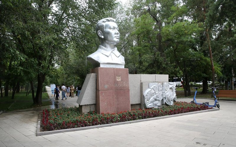 По улице Торайгырова в Бостандыкском районе города Алматы создают современную пешеходную зону нового поколения По улице Торайгырова в Бостандыкском районе города Алматы создают современную пешеходную зону нового поколения