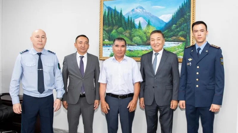 Спасшего ребенка от собак мужчину наградили в Алматинской области