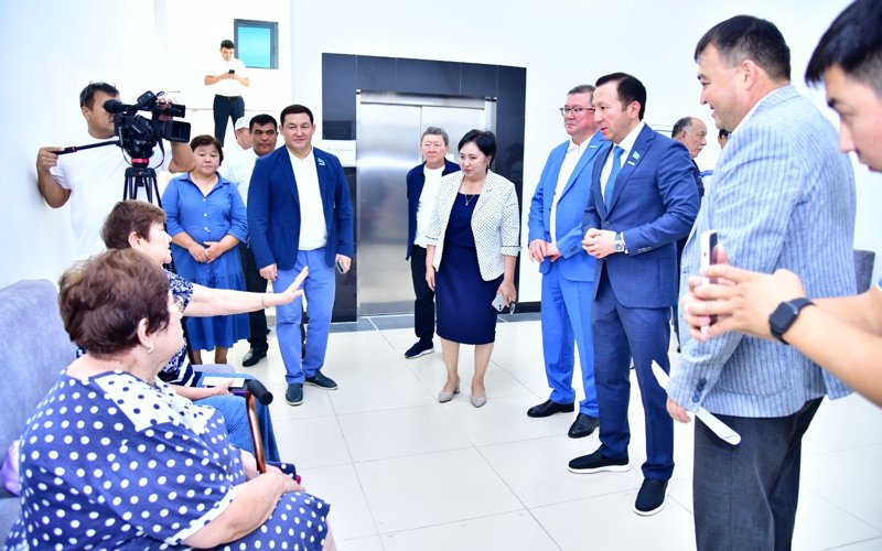 Пенсионеры теперь могут подать онлайн-заявку в центр для пожилых людей в Шымкенте Пенсионеры теперь могут подать онлайн-заявку в центр для пожилых людей в Шымкенте