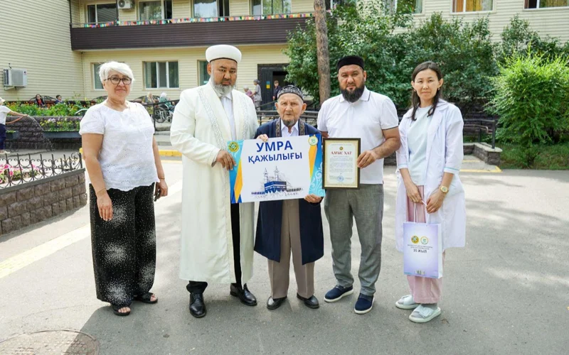 Жинаған ақшасын қайырымдылыққа жұмсаған қарияға Бас мүфти ерекше сый жасады