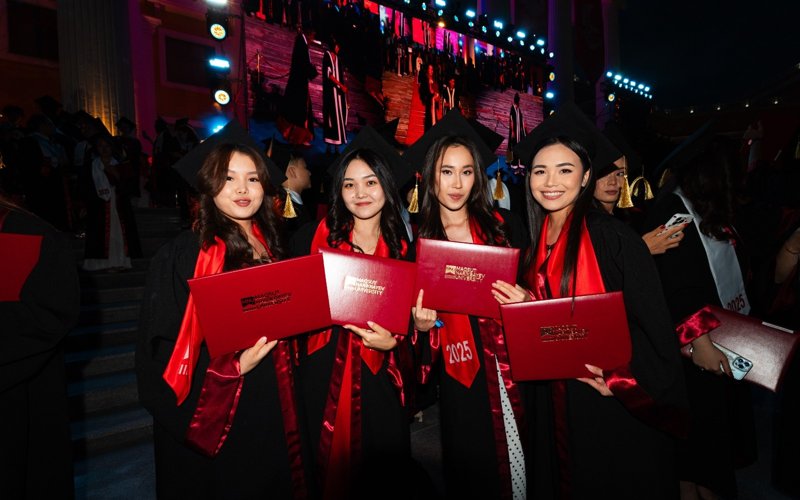 Дипломы получили первые выпускники Международной школы журналистики