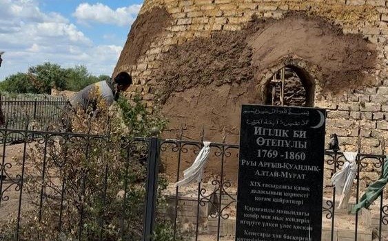 Қарағанды облысында 150 жыл бұрын салынған мазар қалпына келтіріліп жатыр Қарағанды облысында 150 жыл бұрын салынған мазар қалпына келтіріліп жатыр