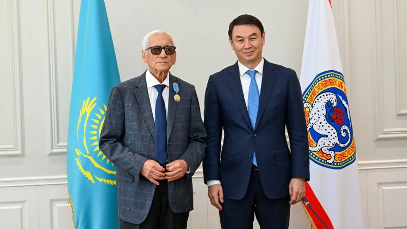 Mádenıet jáne eńbek adamdaryna Prezıdent atynan memlekettik nagradalar tapsyryldy