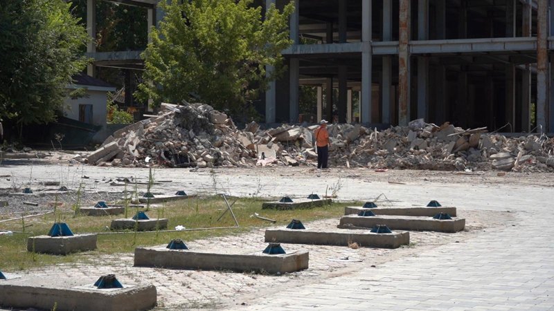 В центре Шымкента сносят незаконный капитальный трехэтажный объект