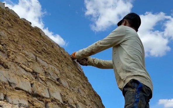 Қарағанды облысында 150 жыл бұрын салынған мазар қалпына келтіріліп жатыр Қарағанды облысында 150 жыл бұрын салынған мазар қалпына келтіріліп жатыр