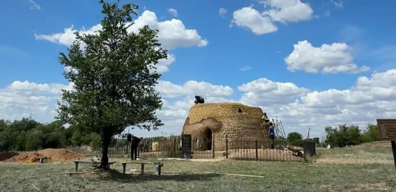 Qaraǵandy oblysynda 150 jyl buryn salynǵan mazar qalpyna keltirilip jatyr