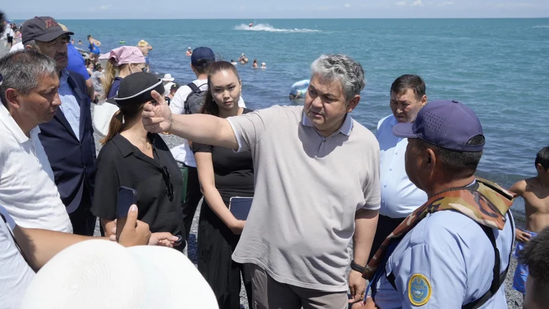 Ermek Kósherbaev Alakól kóliniń jaǵalaýyndaǵy demalys aımaqtaryn tekserdi
