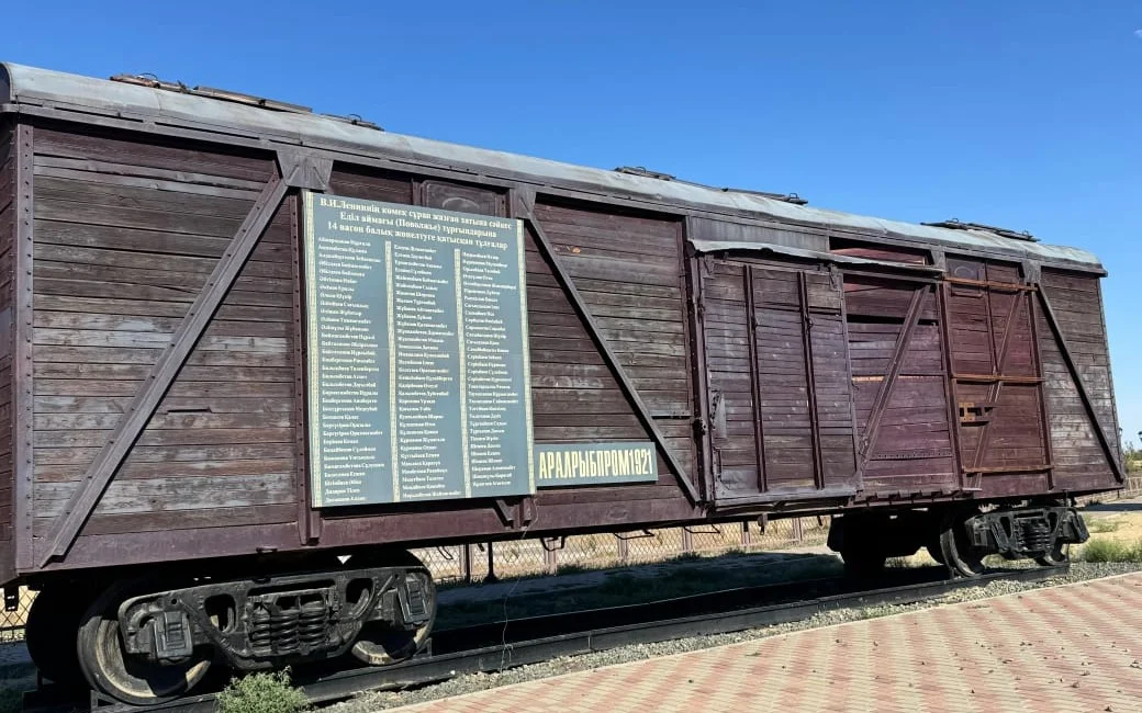 Сүйкімді қыз жалаңаш