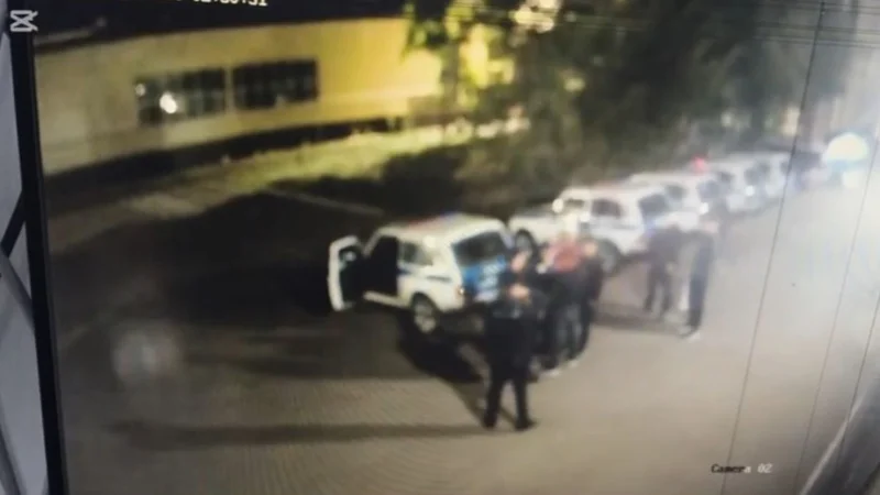 Aqtóbede polıtsııa qyzmetkeriniń jumysyna kedergi keltirip, bólimge kirgender jazalandy