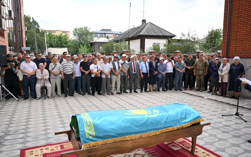 Жители области проводили в последний путь Героя Казахстана Абдигали Каймолдина Жители области проводили в последний путь Героя Казахстана Абдигали Каймолдина
