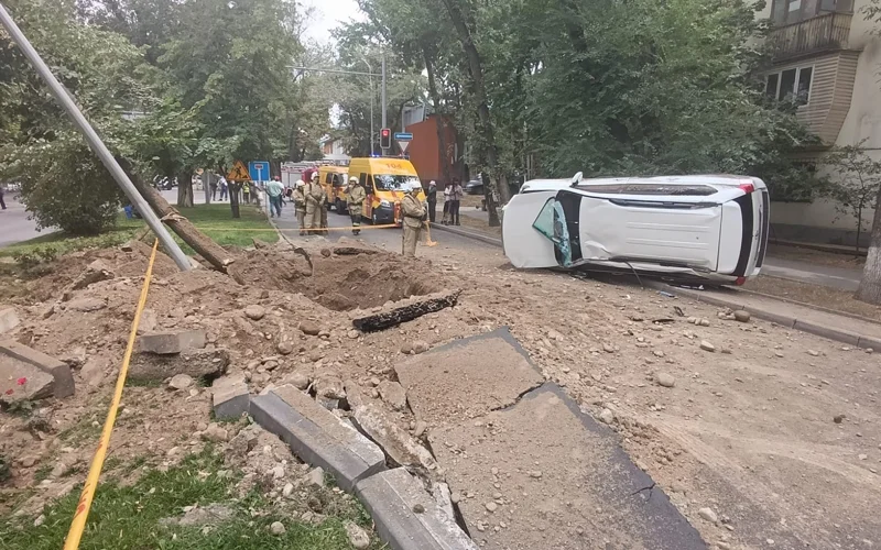 Газопровод взорвался в Алматы: повреждены дорога, деревья и автомобиль