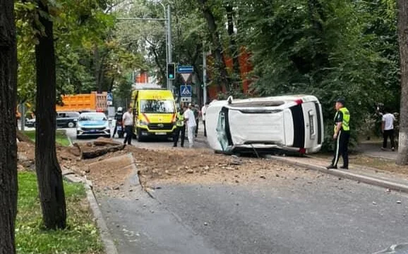 Almatyda jeńil kóliktiń astynan gaz qubyry jaryldy