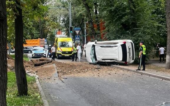 Almatyda jeńil kóliktiń astynan gaz qubyry jaryldy Almatyda jeńil kóliktiń astynan gaz qubyry jaryldy