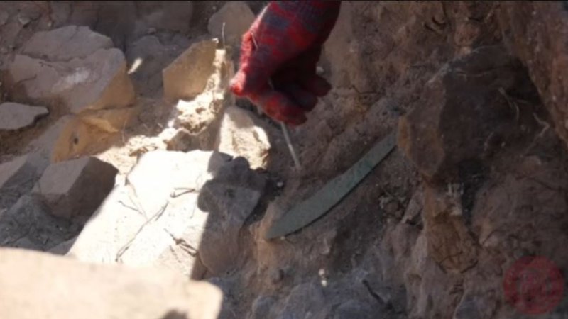 Сакские бронзовые ножи нашли археологи у озера Торайгыр Сакские бронзовые ножи нашли археологи у озера Торайгыр