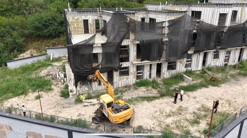 Строящийся таунхаус сносят в предгорье Алматы