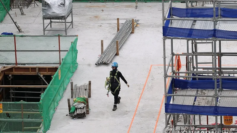 S. Korea adds 183,000 jobs in June, but manufacturing, construction sectors remain sluggish