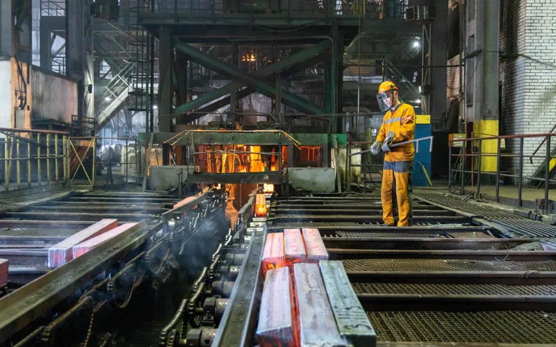 Смена под 50 градусов – как проходят будни металлурга из Рудного 