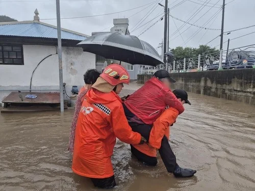 2 dead, over 1,300 evacuated as torrential rains hit S. Korea's central, southern regions