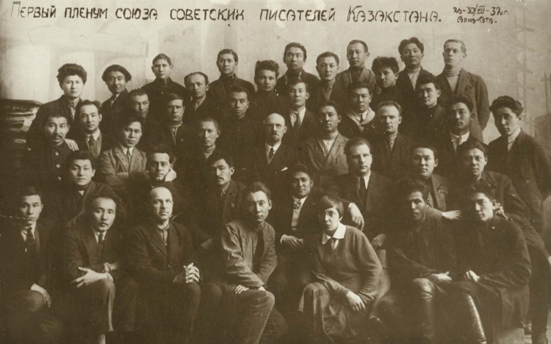 История одной фотографии: алашординцы на съезде писателей Казахстана