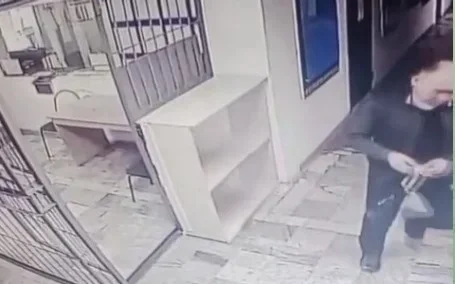 Абай облысында қызметкерлерін рогаткамен атқан полиция бөлімінің бастығы жұмыстан қуылды