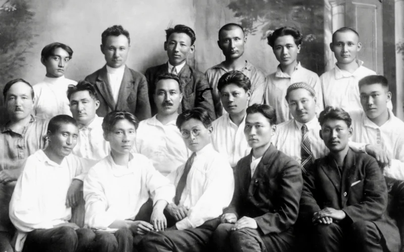 История одной фотографии: алашординцы на съезде писателей Казахстана