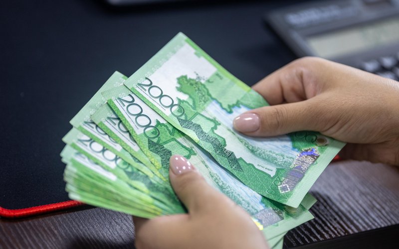 Зампред Нацбанка предупредила казахстанцев: спешка с покупкой валюты может обернуться убытками