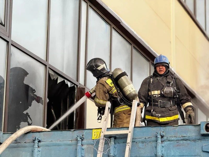fire Firefighters battle large fire at market building in Astana