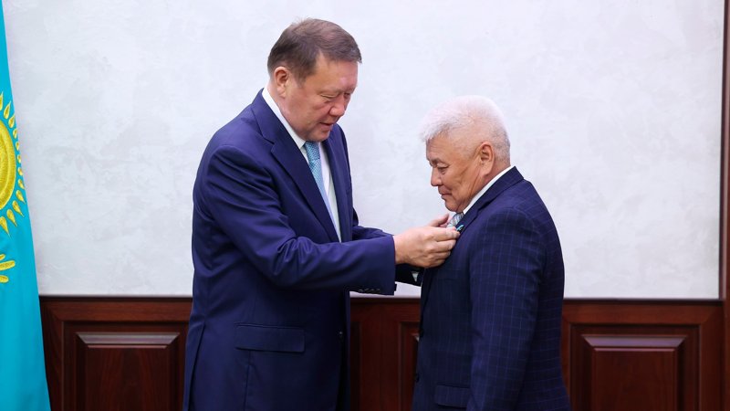 От имени Президента Премьер-министр вручил госнаграды металлургам в честь профессионального праздника От имени Президента Премьер-министр вручил госнаграды металлургам в честь профессионального праздника