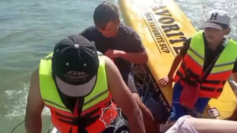 подростки на Каспии