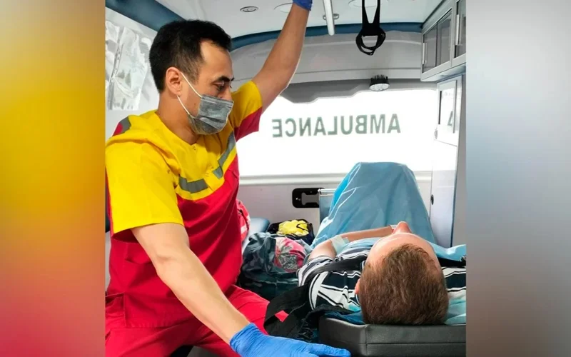 Patsıenttiń shabýylynan zardap shekken Qostanaı aýrýhanasynyń dárigeri Astanaǵa jetkizildi
