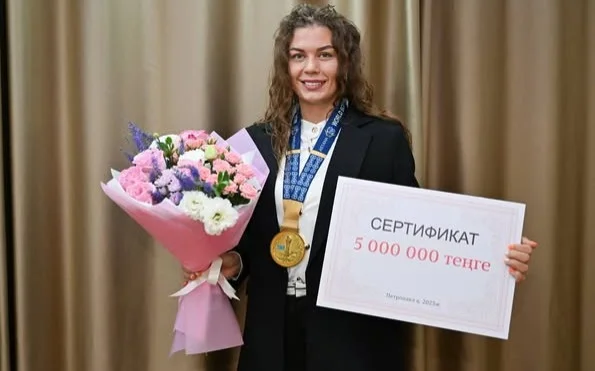 Álem kýbogynda altyn alǵan boksshyǵa týǵan jerinde qurmet kórsetildi 