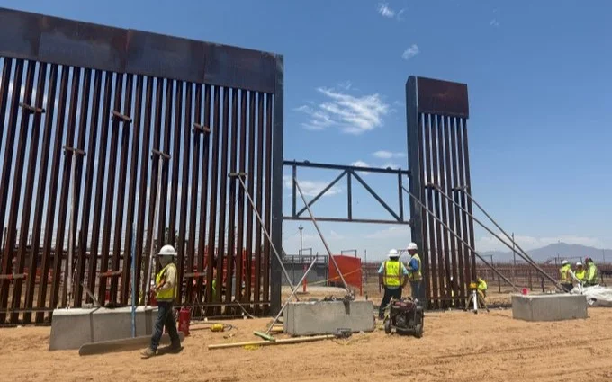 США возводят новую дополнительную стену на границе с Мексикой