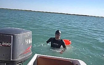 20 километров за 13 часов: параспортсмен без руки и ноги переплыл озеро Балхаш