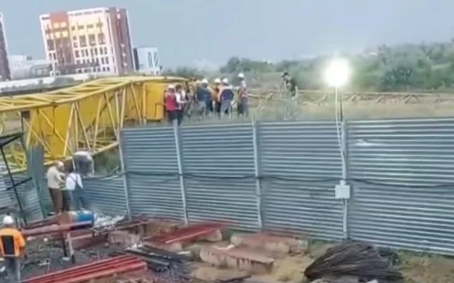 В Астане на стройке опрокинулся кран, погиб рабочий