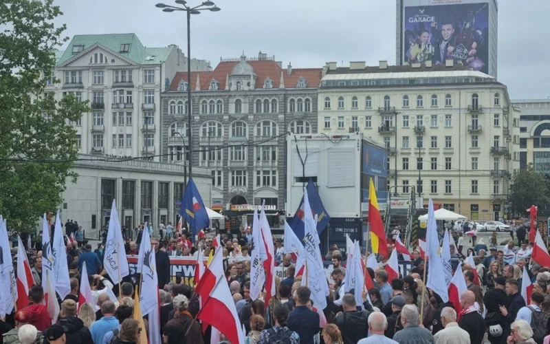 Сотни антииммигрантских демонстраций прошли в городах Польши